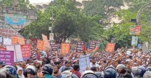 চাকরি জাতীয়করণের দাবিতে আউটসোর্সিং কর্মচারীদের শাহবাগে বিক্ষোভ