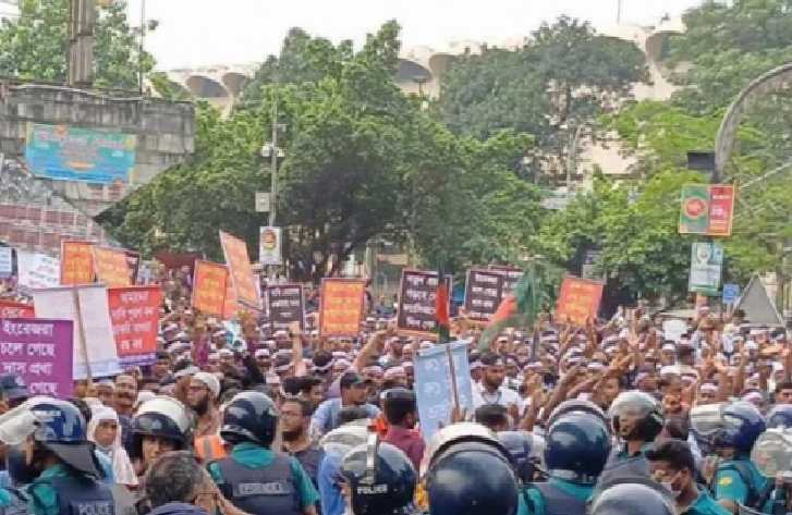 চাকরি জাতীয়করণের দাবিতে আউটসোর্সিং কর্মচারীদের শাহবাগে বিক্ষোভ