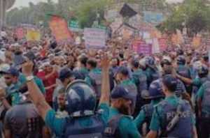আউটসোর্সিং কর্মচারীরা শাহবাগে বিক্ষোভ। ছবি: সংগৃহীত