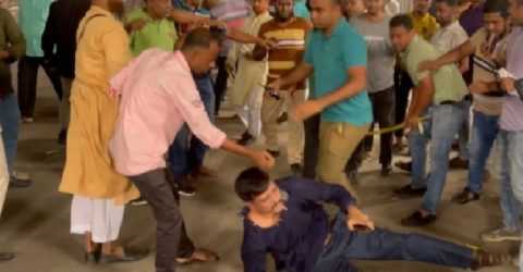জাতীয় প্রেসক্লাবের সামনে বিএনপি কর্মীদের হামলার শিকার আওয়ামী লীগ সমর্থকরা।