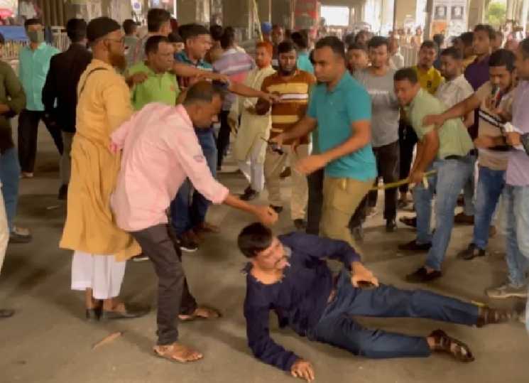 জাতীয় প্রেসক্লাবের সামনে বিএনপি কর্মীদের হামলার শিকার আওয়ামী লীগ সমর্থকরা।