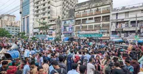 সাত কলেজের শিক্ষার্থীরা স্বতন্ত্র বিশ্ববিদ্যালয়ের দাবিতে রাস্তা অবরোধ।