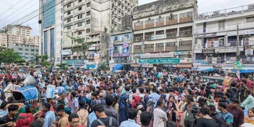 সাত কলেজের শিক্ষার্থীরা স্বতন্ত্র বিশ্ববিদ্যালয়ের দাবিতে রাস্তা অবরোধ।
