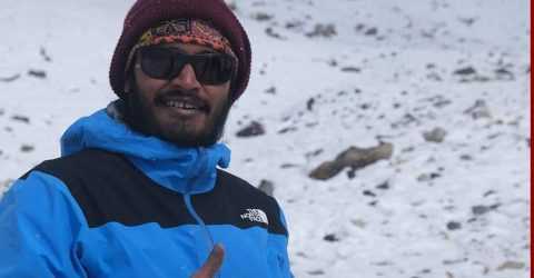 কিশোরগঞ্জের তানভীর স্পর্শ করলেন মায়ের গলার হার