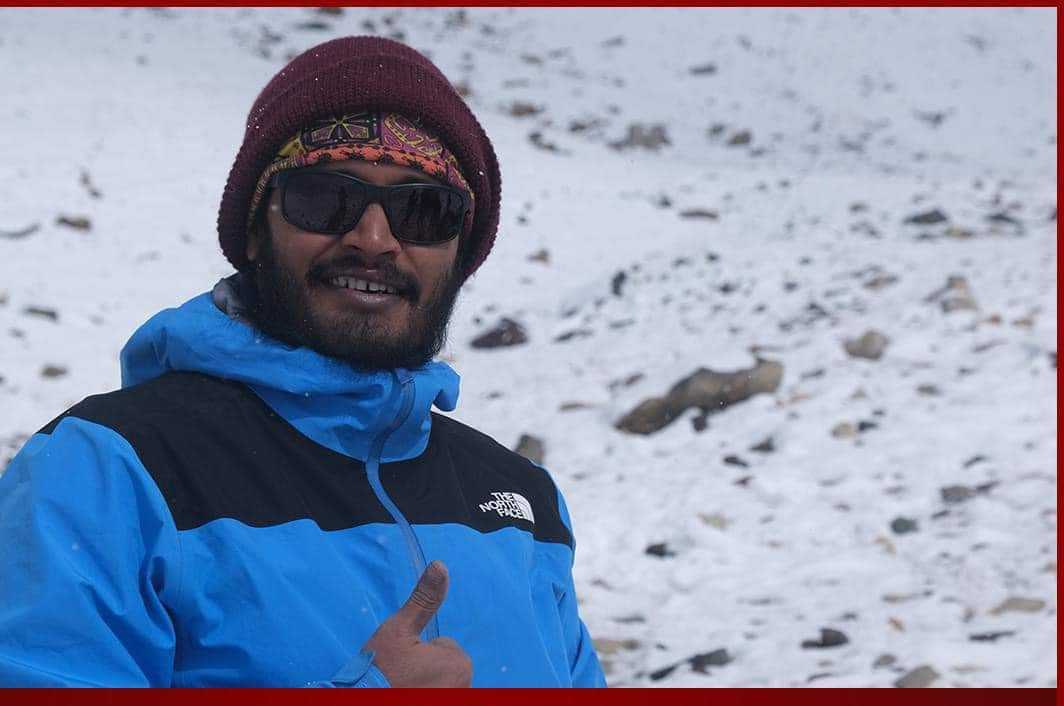 কিশোরগঞ্জের তানভীর স্পর্শ করলেন মায়ের গলার হার