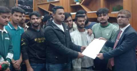 শহিদ আবু সাঈদকে নিয়ে মুক্তিযোদ্ধার কটুক্তি; জেলা প্রশাসক বরাবর স্মারকলিপি প্রদান