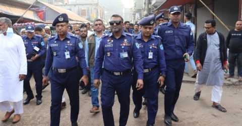 টাঙ্গাইলে পুলিশ সুপারের বাজারে নিরাপত্তা ব্যবস্থা পরিদর্শন