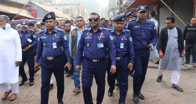 টাঙ্গাইলে পুলিশ সুপারের বাজারে নিরাপত্তা ব্যবস্থা পরিদর্শন