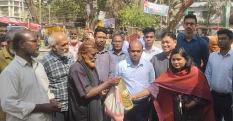 টাঙ্গাইল শহরে ভ্রাম্যমান ট্রাকের মাধ্যমে টিসিবি’র পণ্য বিক্রি শুরু