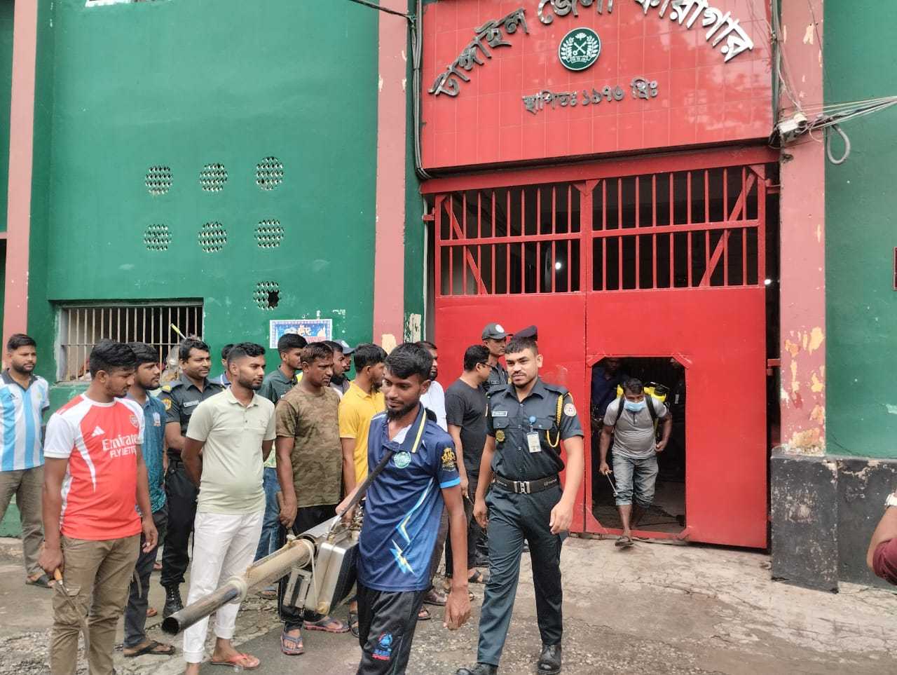 টাঙ্গাইল জেলা কারাগারে মশা নিধন ও পরিষ্কার-পরিচ্ছন্নতা কার্যক্রমের উদ্বোধন