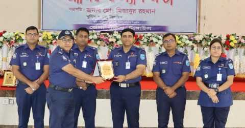 টাঙ্গাইলে শ্রেষ্ঠ ওসির সম্মাননা পেলেন তানবীর আহাম্মেদ